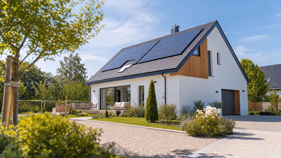 Maison contemporaine équipée de panneaux solaires sous un ciel dégagé