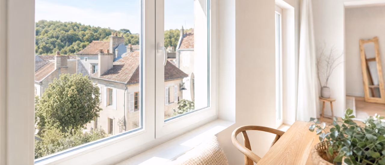 Fenêtre double vitrage neuve dans une maison de bourg