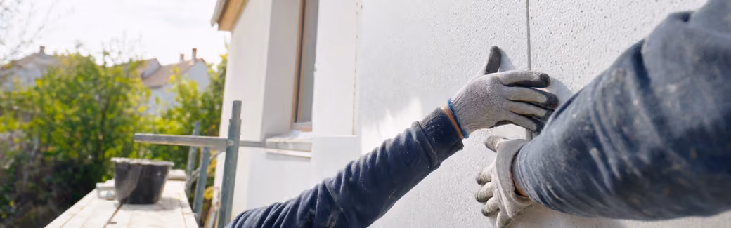 Pose de panneaux isolants sur un mur extérieur