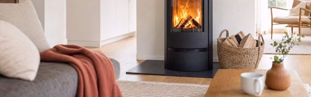Poêle à bois moderne allumé dans un salon chaleureux